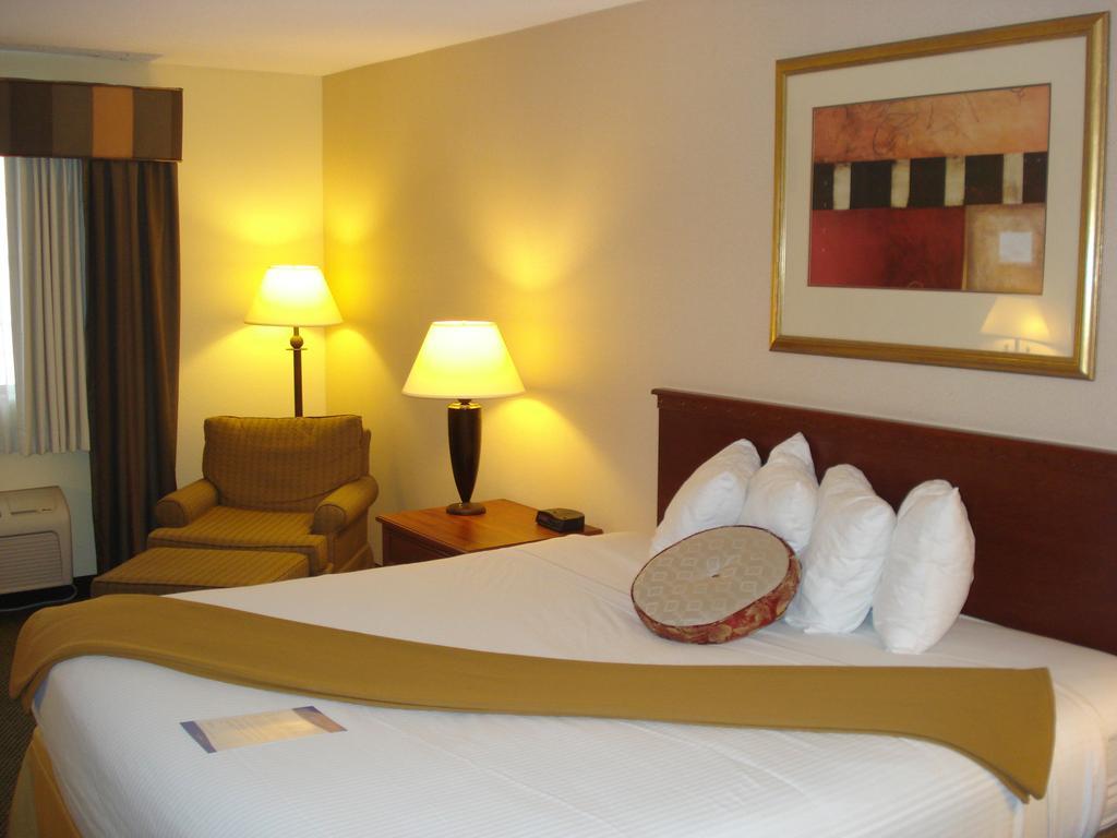 Quality Inn & Suites Columbia I-70 Стая снимка